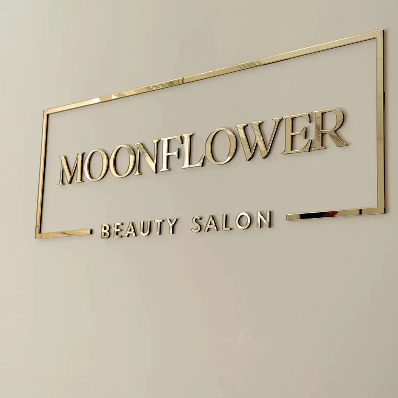Customized Mirror Gold Acrylic Hair Salon Sign with Frame - 3D Business Name Wall Sign - Beauty Studio Sign for Eyelash, Eyebrow, Nail Art or Spa Decoration, Customized Hair Salon Sign with White Background and Gold Le