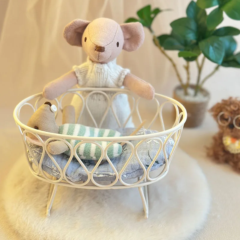 1 Set of 1:8 Scale Mini Cast Iron Cradle with Off-White Floral Cushion, Suitable for OB11 BJD Decorative Scene Accessories
