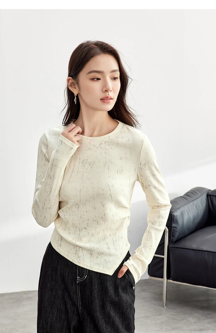 SENTUBILA Baumwoll-Druck-T-Shirt für Damen, Falten, unregelmäßiger Strick, Rundhalsausschnitt, lange Ärmel, einfache Crop-Tops, Frühjahr 2026, 151T58434 – Detail 4
