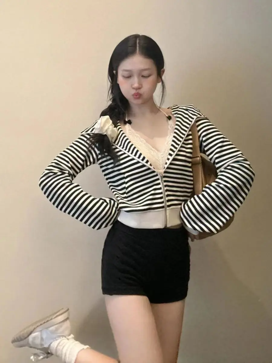 Damen-Kapuzenpullover mit Kapuze und Reißverschluss. Geeignete Schichtung. Tragen Sie Material. Dicker Reißverschluss. Sportliche Basics. Drucke bestickt