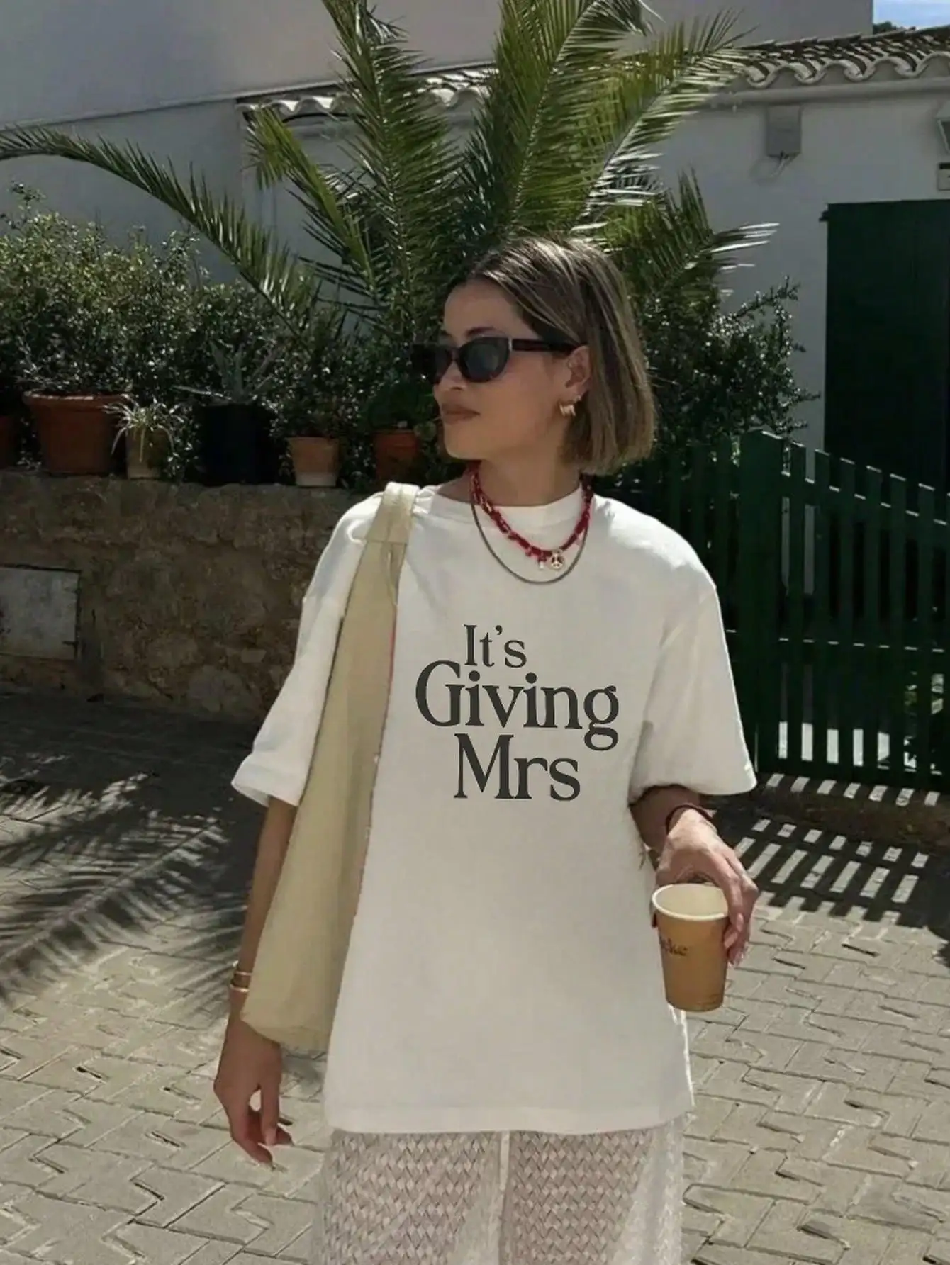 

Футболка It's Giving Mrs для женщин, повседневная, с принтом, круглым вырезом, короткими рукавами, летняя