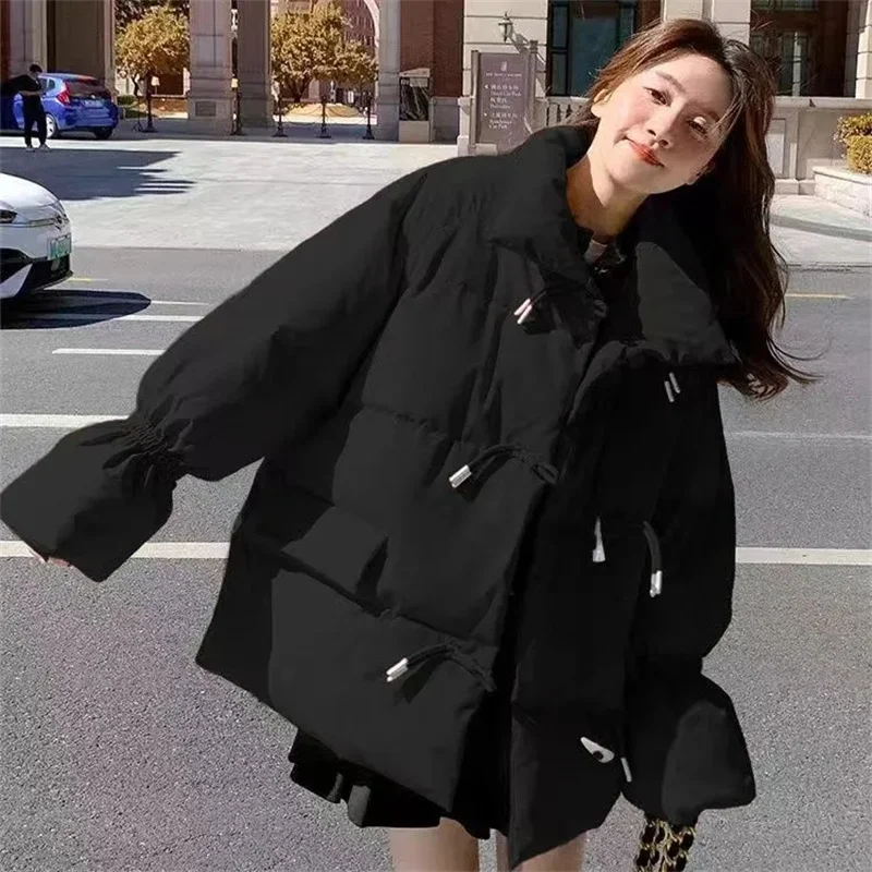 سترة قطنية بأزرار على شكل قرن البقر وياقة واقفة للنساء في الشتاء سترة قطنية فضفاضة جديدة خفيفة الوزن النسخة الكورية