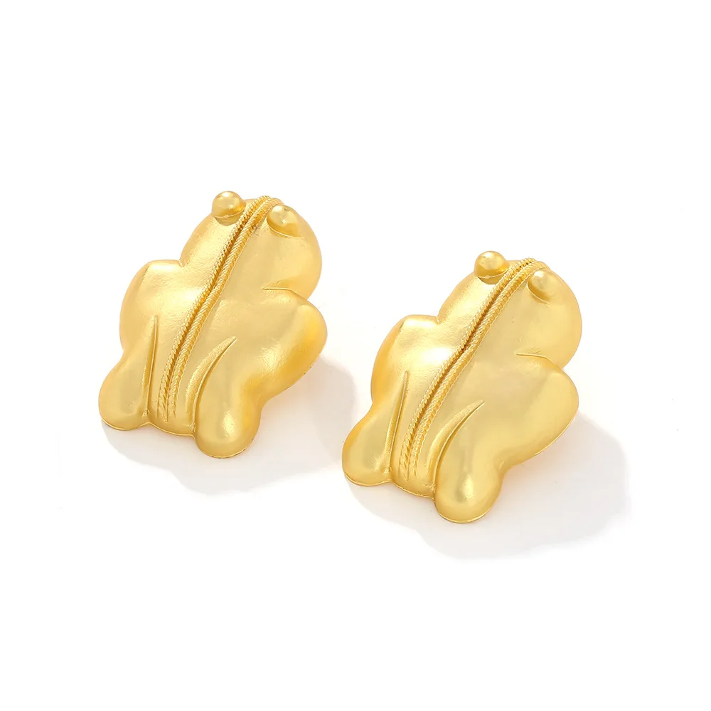 Retro design sense metal three-dimensional frog stud earrings exaggerated alloy animal earrings Amazon hot jewelry