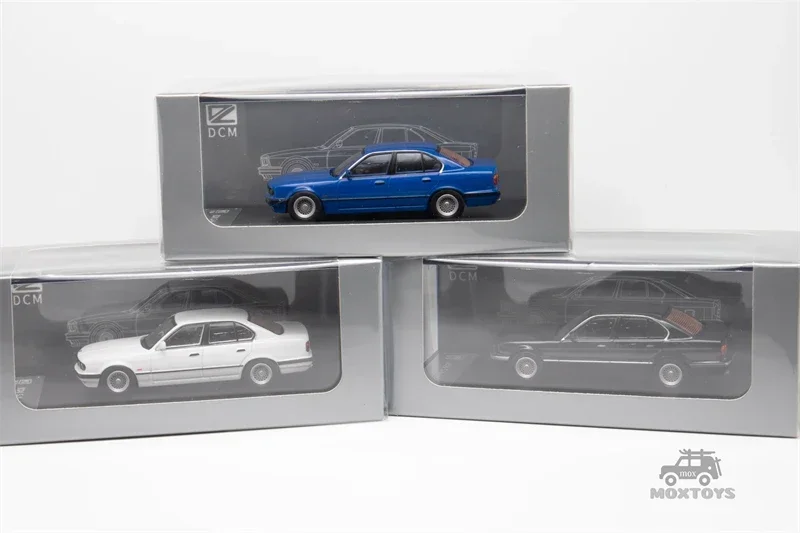 DCM 1:64 E34 5-Series Sedan Black / White / Blue limited500 Diecast Model Car