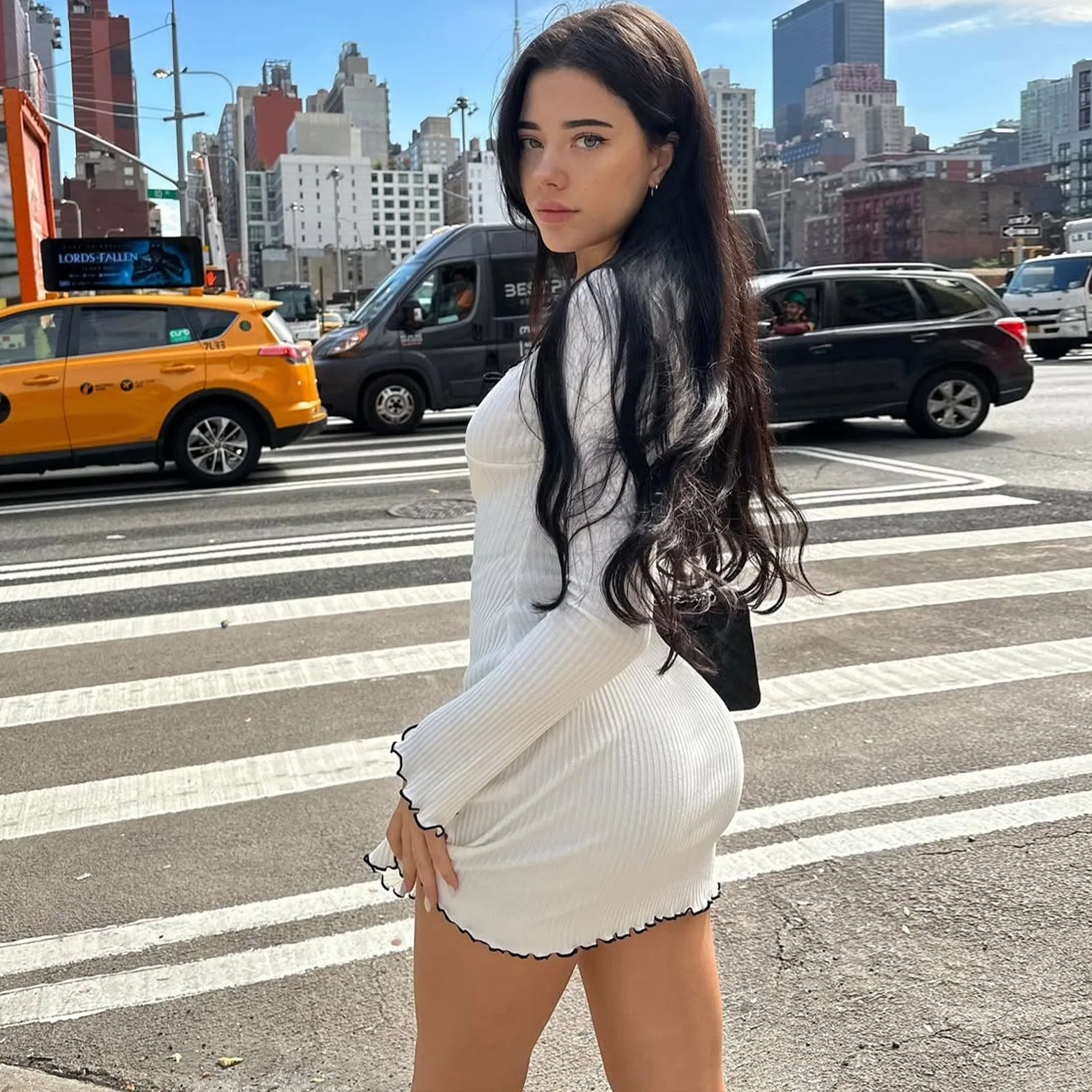 ชุดเดรสแฟชั่นใหม่สไตล์ยุโรปและอเมริกาสำหรับฤดูใบไม้ร่วง ดีไซน์เซ็กซี่ คอวี แขนยาว แต่งระบายช่วงเอว กระโปรงสั้น