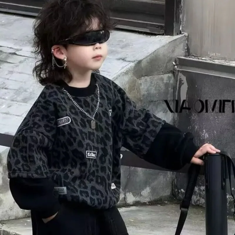 مجموعة أطفال جديدة لخريف وشتاء 2025، طقم مكون من قطعتين مزيف بطبعة الفهد للأطفال مع هوديي من الصوف والجينز مكون من قطعتين