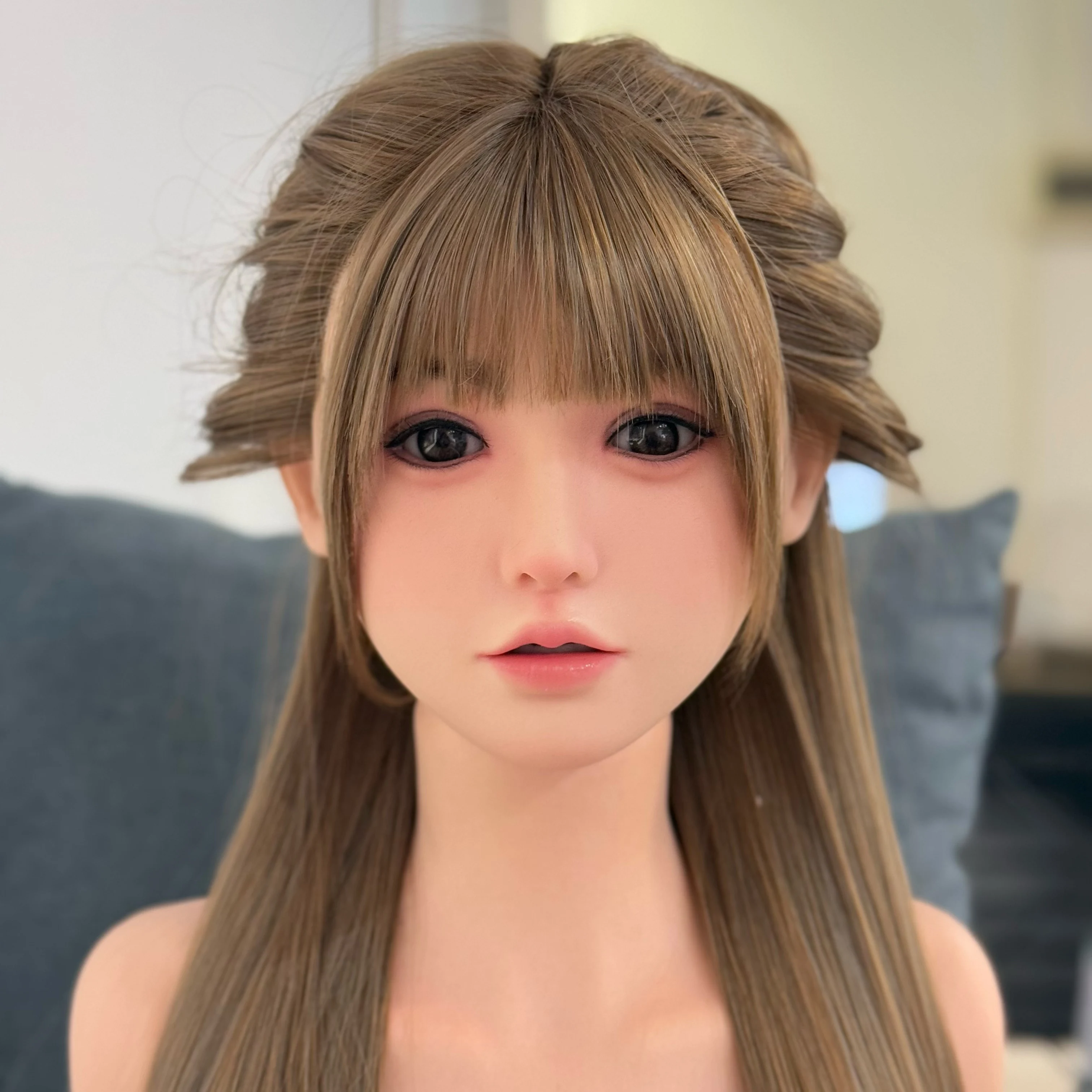 يمكن تسريحة الشعر السيليكون الجديدة فتح فمها، مما يزيد من سحرًا لطيفًا وأنيقًا. مع مظهر مكياج رقيق، إنه لطيف جدًا