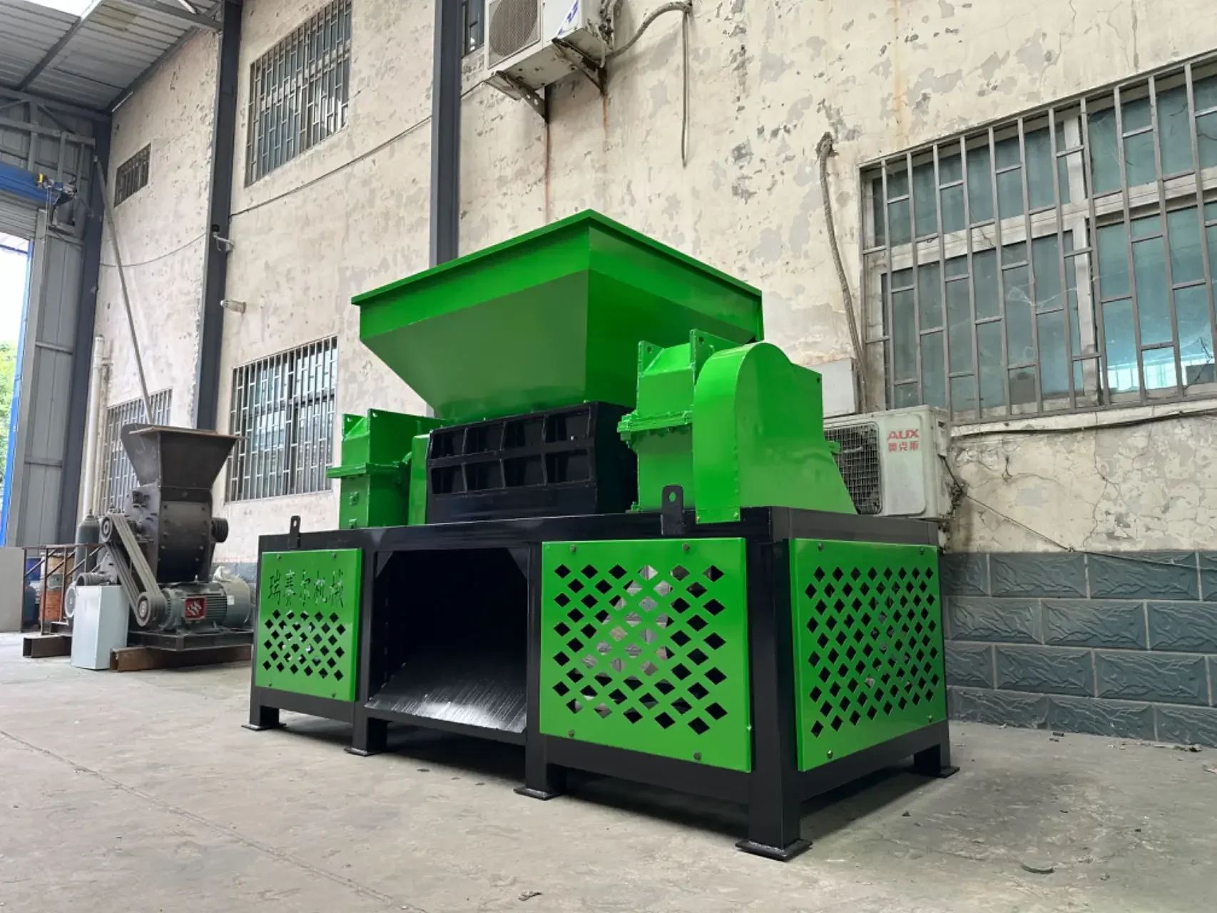 Rubber scrap Double Shaft shredder machine Automatic Car Tire Recycling Machine