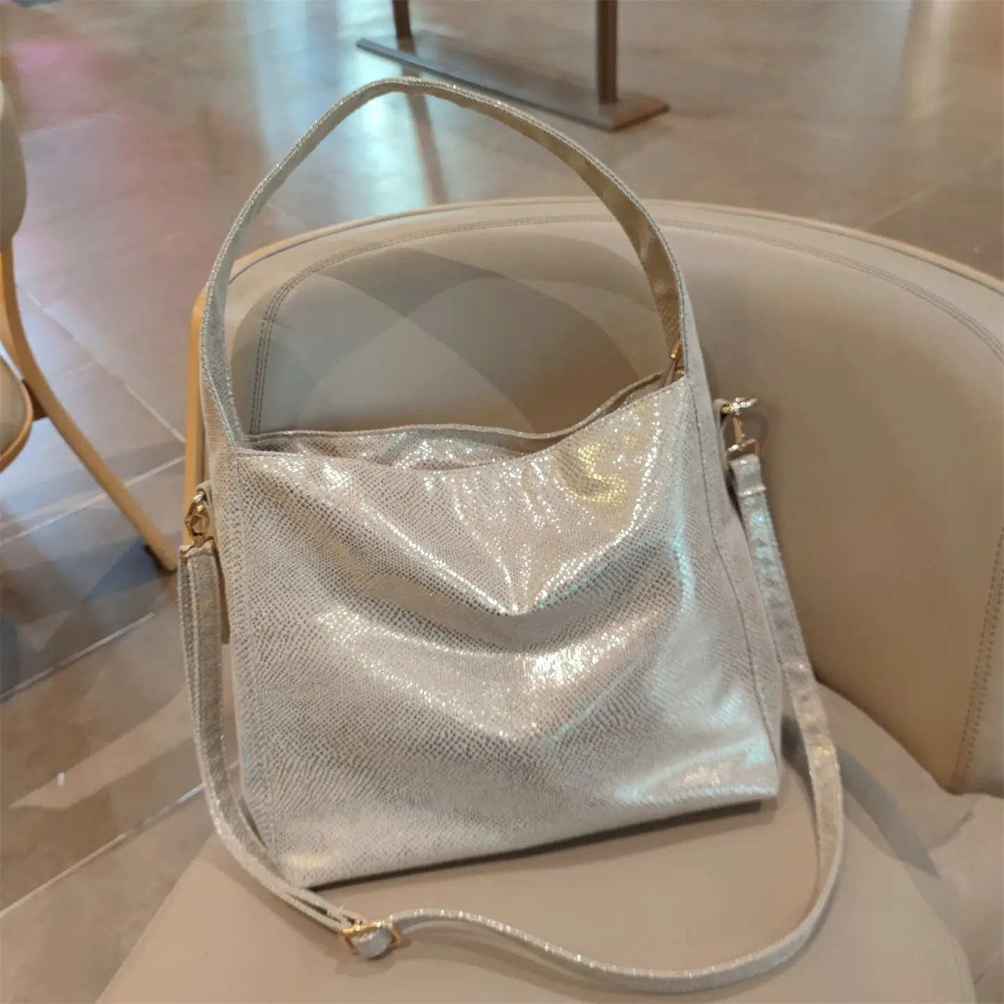 2026 Fashionable Bling Silver Y2K Bucket Shoulder Bag Women Casual Large Capacity Handbag Daily Versatile Commuter Crossbody Bag