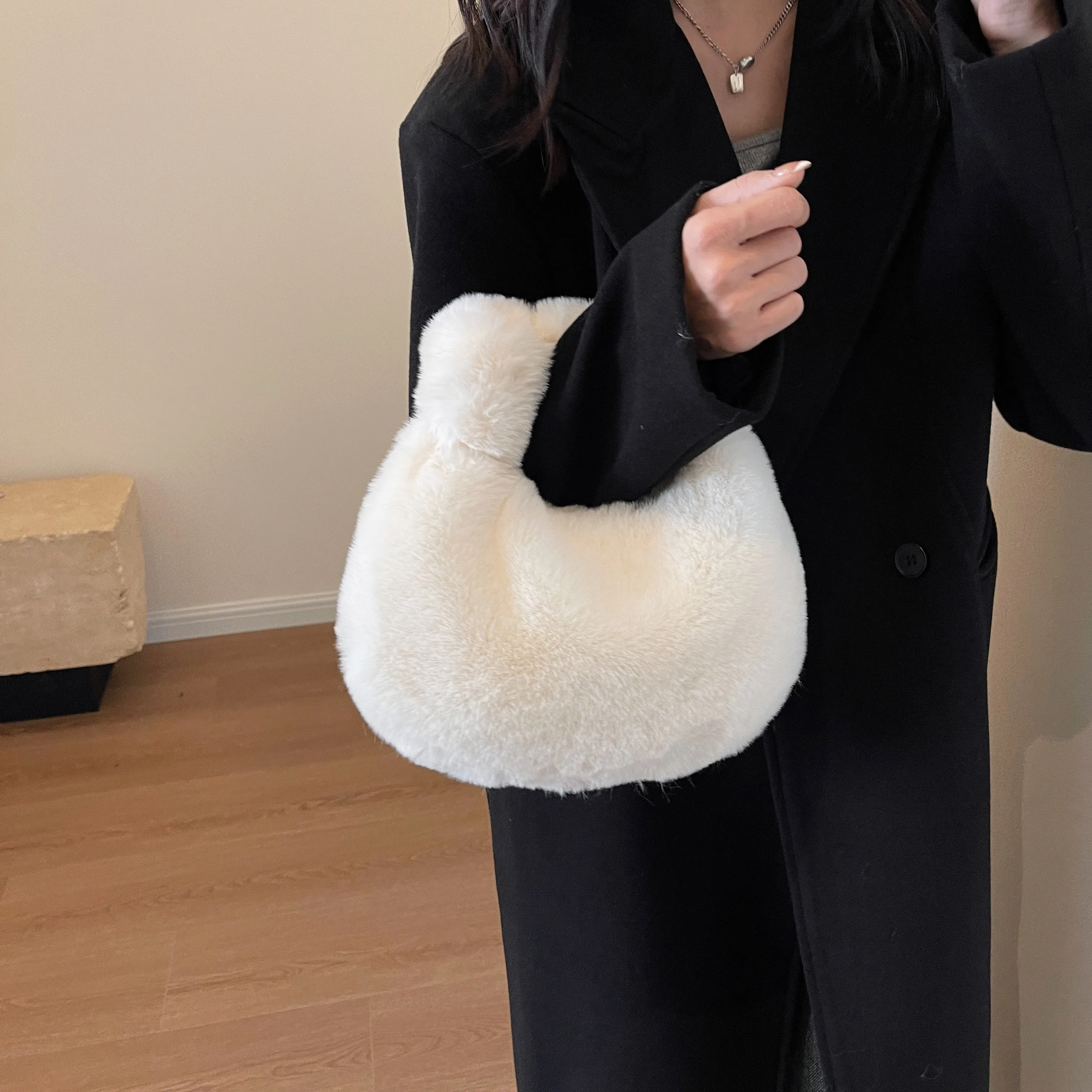 2024 New Arrival Hot Sale Popular Ladies Kawaii Cute Fluffy Tote Bag Faux Fur Plush Hobo Bag Women's Fashion Handbag &Purse Bags