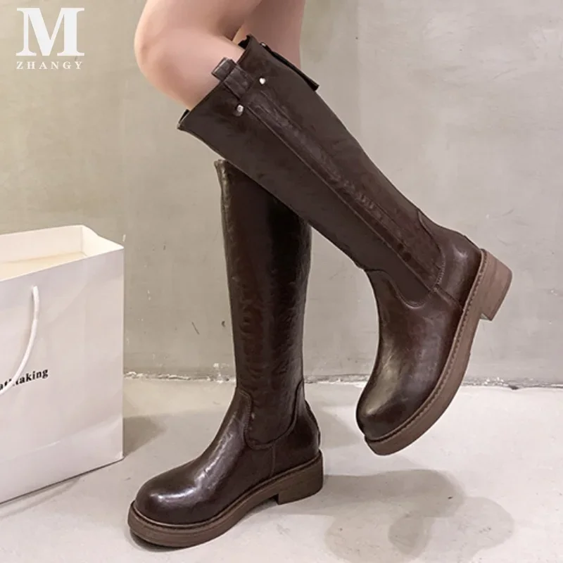 Bottes en cuir au genou pour femmes, talons mi-hauts épais, chaussures de moto confortables, créateur tendance, hiver, nouveau, 2025