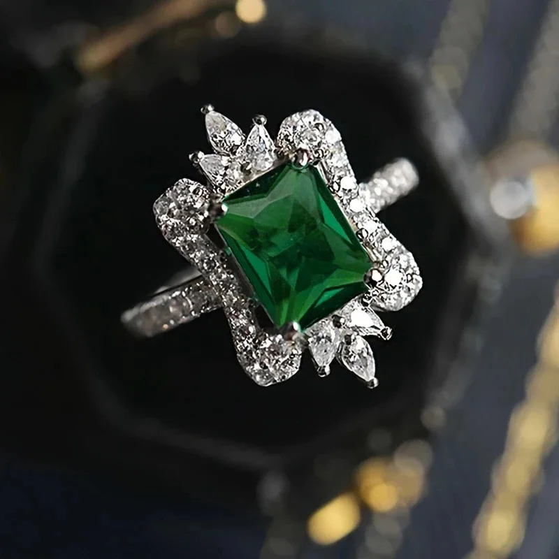 ΠΠ΅Π½ΡΠΊΠΎΠ΅ ΠΊΠΎΠ»ΡΡΠΎ Ρ Π·Π΅Π»Π΅Π½ΡΠΌ ΡΠΈΠ°Π½ΠΈΡΠΎΠΌ, Ρ ΡΠ½ΠΈΠΊΠ°Π»ΡΠ½ΡΠΌ ΡΠ°ΡΠΌΠΎΠΌ ΠΠ΅Π½ΡΠΊΠΎΠ΅ ΠΊΠΎΠ»ΡΡΠΎ Ρ Π·Π΅Π»Π΅Π½ΡΠΌ ΡΠΈΠ°Π½ΠΈΡΠΎΠΌ, Ρ ΡΠ½ΠΈΠΊΠ°Π»ΡΠ½ΡΠΌ ΡΠ°ΡΠΌΠΎΠΌ