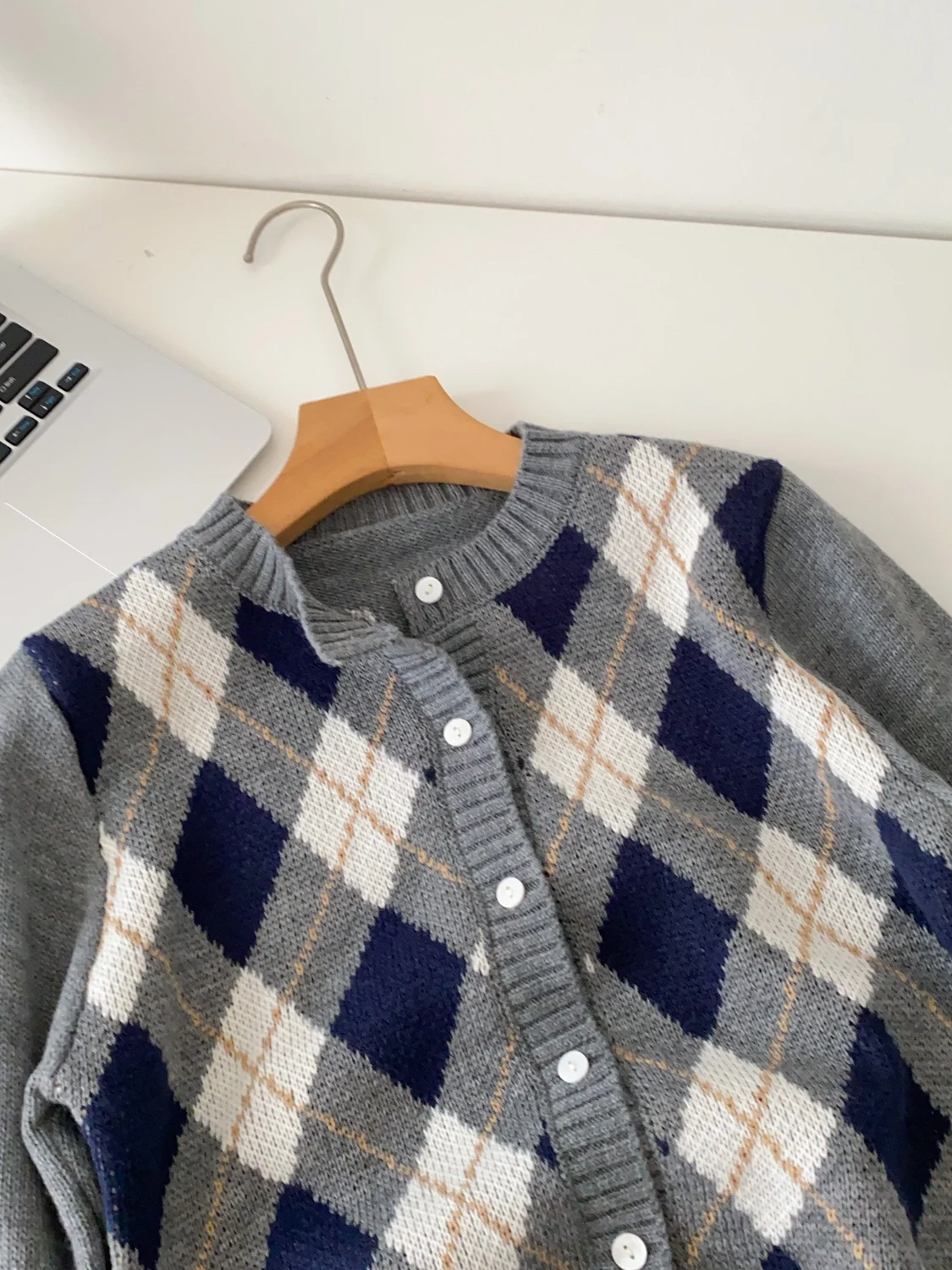 Sweter damski w stylu preppy, długi, dzianinowy, rozpinany, modny, z wzorem w romby, jesienne okrycie wierzchnie.