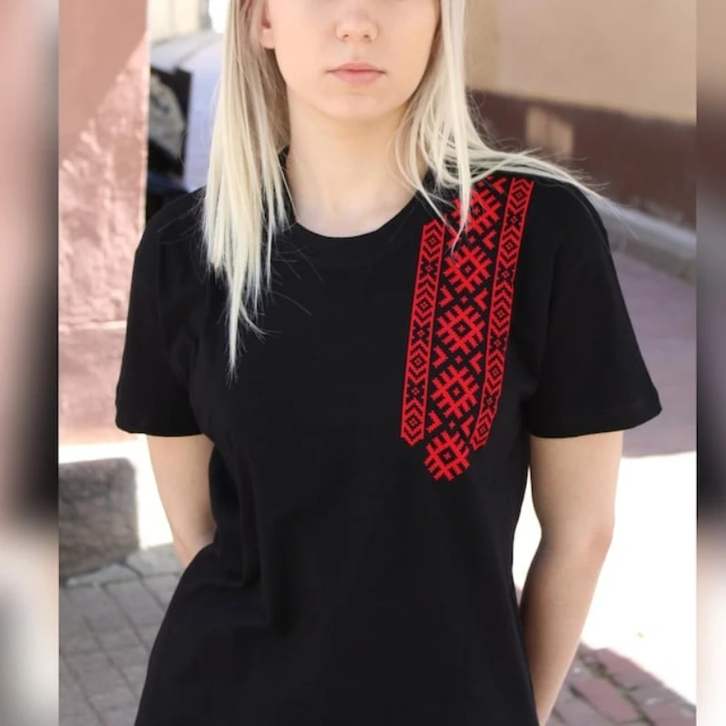 Slawisches Stickerei-T-Shirt Rot mit Volksmuster Unisex-Tee mit Faux-Stickerei Weißrussisches Erbe Baumwoll-Bedrucktes T-Shirt Oberteil