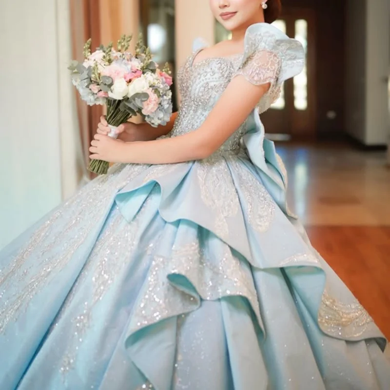 

Голубое платье для квинсеаньеры с открытыми плечами, кристаллами, кружевом, блестками, многослойное, с длинным шлейфом и бантом, Vestido De 15 Quinceanera, на заказ