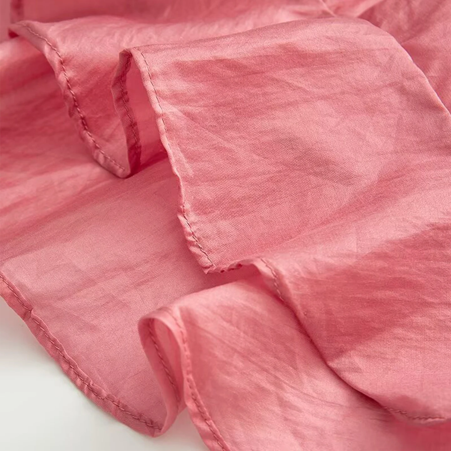 Damska bluzka z chińskim kołnierzykiem, wiosna 2025, nowa, rękaw nietoperz, koronkowe wykończenie, do pracy, luźny krój, długa, jednolita.