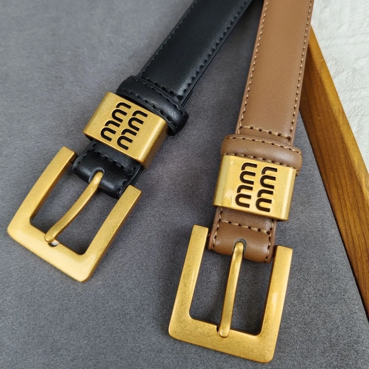 حزام جلدي أنيق بإبزيم ذهبي مربع كبار الحد الأدنى من الجينز الملابس والاكسسوارات الفاخرة مصمم العلامة التجارية حزام للنساء