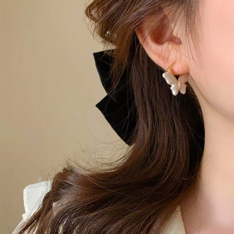 French Fashion Trend White Dripping Oil Butterfly Gold Color Earrings for Women Simple Retro Elegant Girls Daily Wear Jewelry