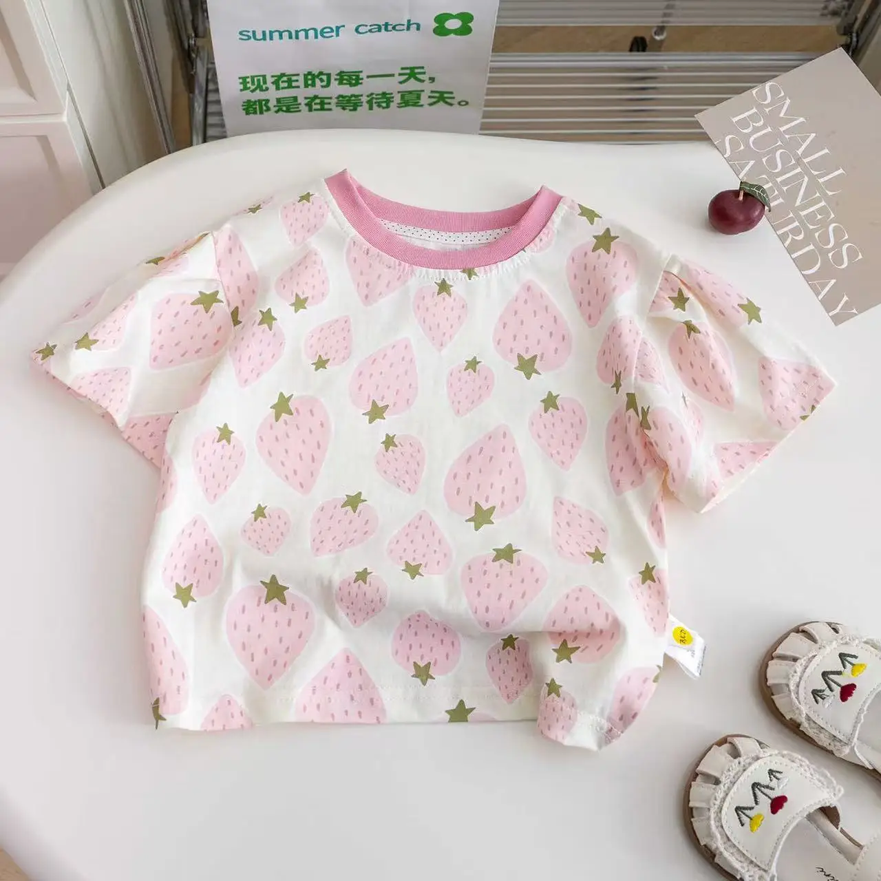 

Girls' Short sleeved T-shirt Summer Set 2025 New Fashionable Girl Baby Top Middle and Small Children's Love Shorts