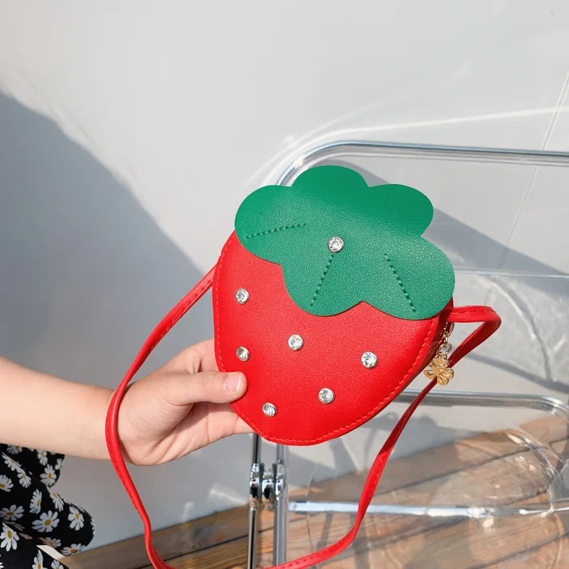Modna dziewczęca torba listonoszka śliczne w kształcie truskawki Mini torby Crossbody dla dziewczynek moda torebka na monety prezenty urodzinowe dla