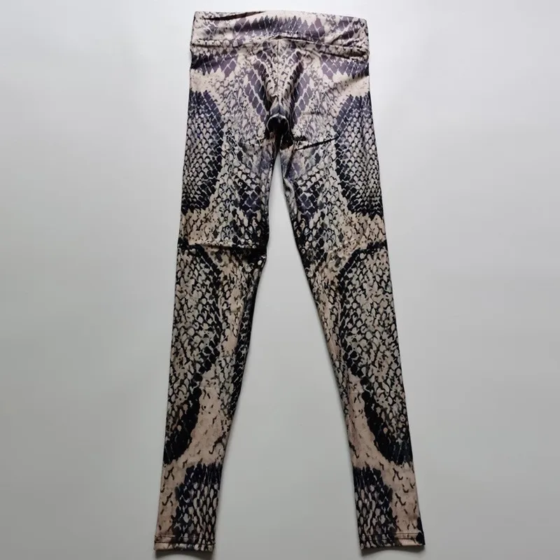 Schmal sitzende Yoga- und Fitness-Leggings mit 3D-Schlangenledermuster und Druck LD800234