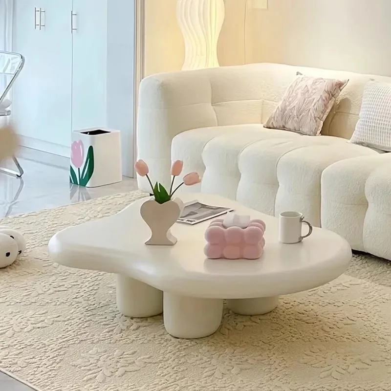 Soggiorno nordico, piccolo appartamento domestico, tavolo semplice color crema