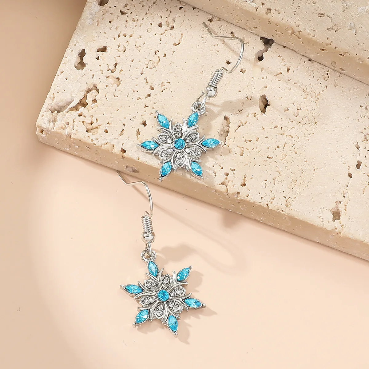 Cross-border AliExpress new simple snowflake pattern niche ins style, light luxury high-end women's ear hook pendant