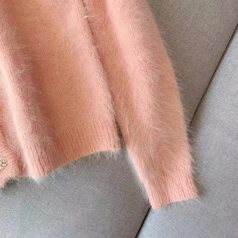 Jesienny, miękki, futrzany kardigan damski, delikatny styl, luźny krótki sweter-płaszcz, okrągły dekolt, cyjanowy, puszysty sweter dziergany, różowy kolor.