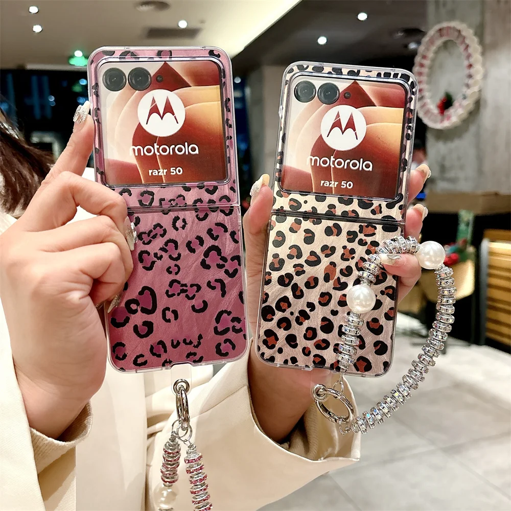 

Fashion Leopard Pattern Phone Case For Motorola Moto Razr 50 Ultra Bracelet PC Hard Shell Protective Back Cover