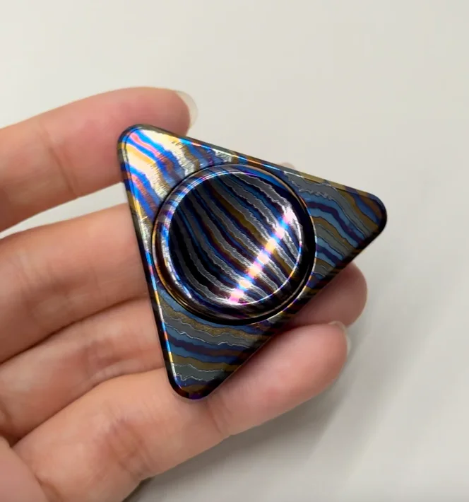 

Б/у EDC Маленький треугольник циркониевый гироскоп на кончиках пальцев Декомпрессионные игрушки