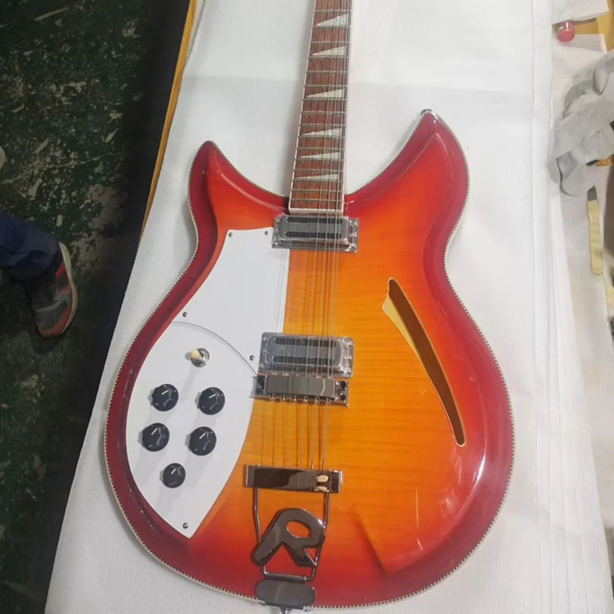 

2026 новая гитара для левой руки с хвостовиком R-образной формы, 12 струн 381, вишня в золотой верхней части, высокое качество, в наличии