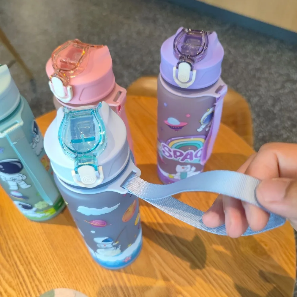 random Cartoon astronaut plastic space cup Portable rope sippy cup Student water cup with latch