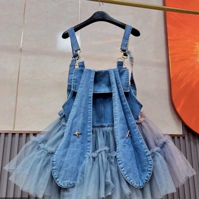 Letnia damska sukienka ogrodniczka z siateczkowymi wstawkami, falbankami, długimi króliczymi uszkami, kowbojskimi ramiączkami, bufiastą spódnicą w kształcie litery A z włóczki i patchworku.