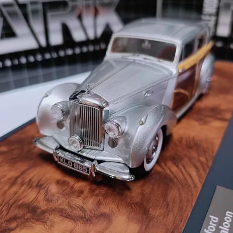 

1:43 Scale Mark VI Countryman Silver Simulation Resin Toy Station Wagon Model Classic Collection Scene Ornaments