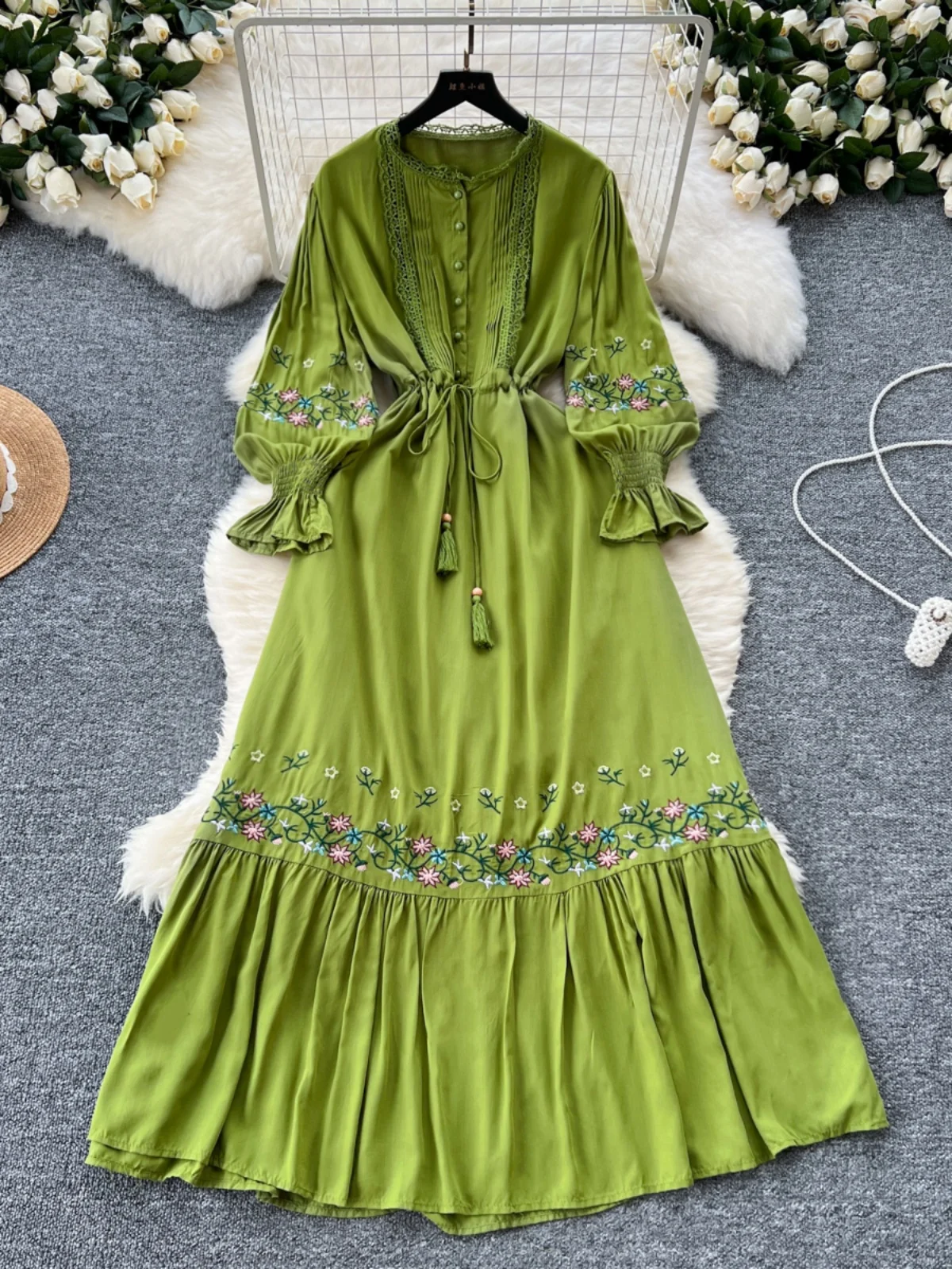 

Ретро-платье с тяжелой вышивкой, кружевными вставками, расклешенными рукавами, длинное, с завязками на талии, плиссированное, А-силуэт, корейский стиль, осеннее, для стройности фигуры