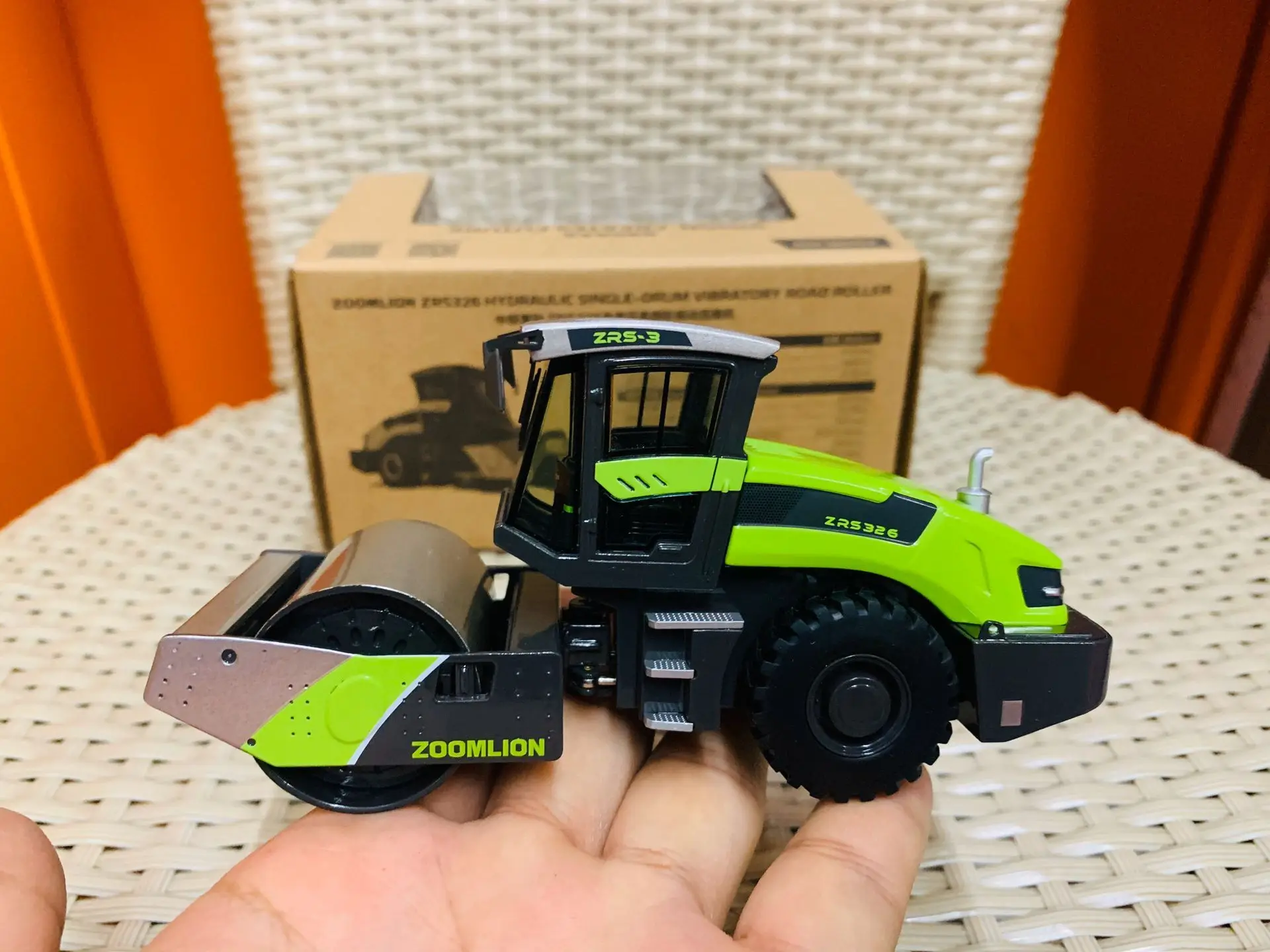 Zoomlion ZRS326 Hydraulic Single-Drum Vibratory Road Roller 1/50 Scale Die-Cast Model