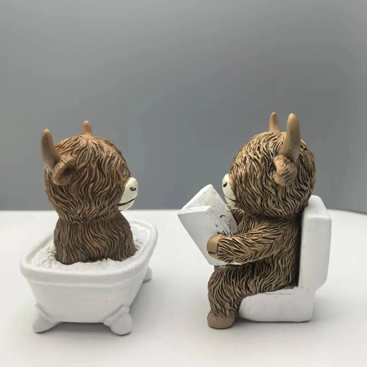 Cute Scottish Highland Cow Resin Figurines Funny Bathing & Reading Cow Statue Desk Decor for Home Bathroom Office Holiday Gift