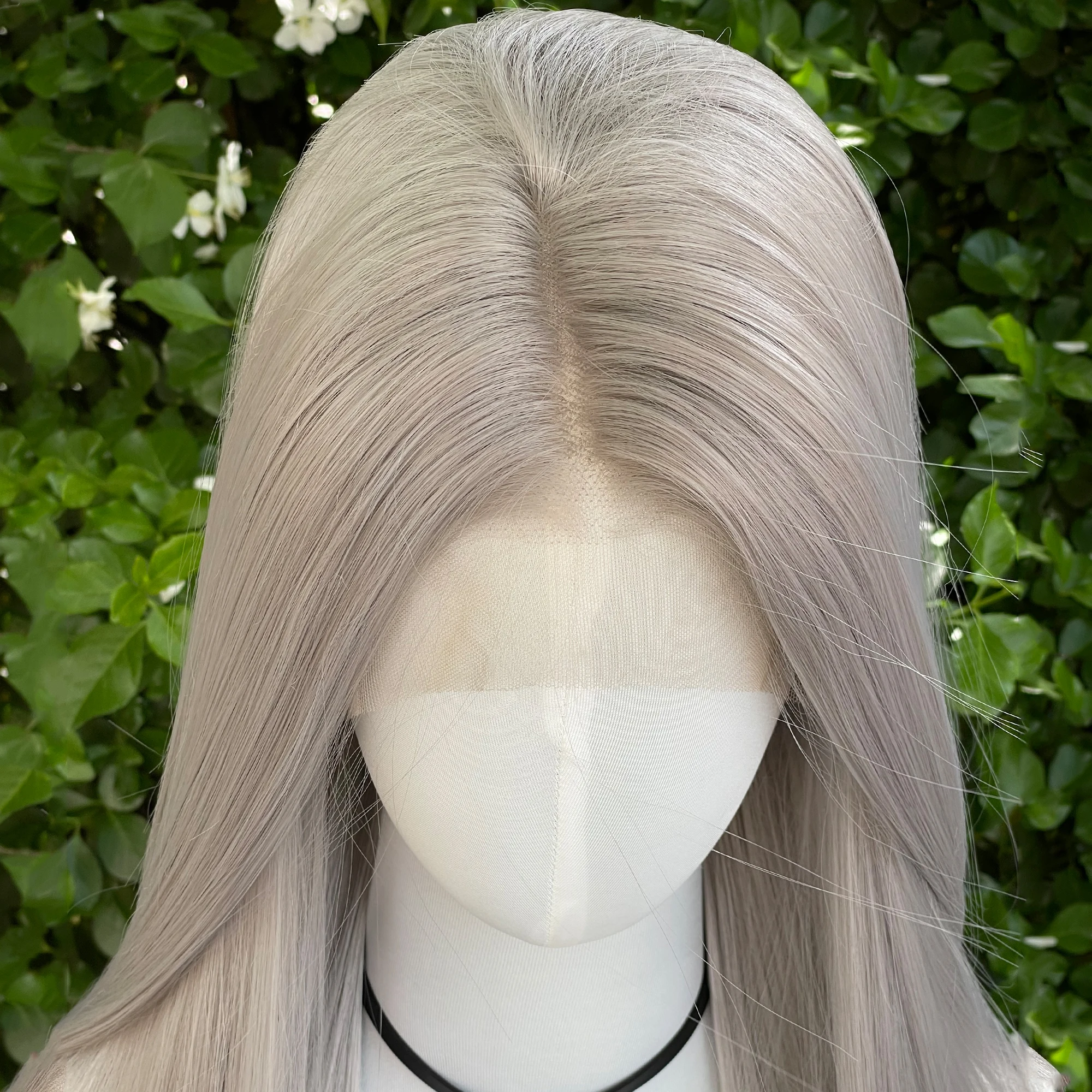 Splittergraue 13 x 4 synthetische Lace-Front-Perücken für schwarze Frauen, 66 cm lange, gerade, leimlose Perücken, graue hitzebeständige Perücken, freier Teil – Detail 2