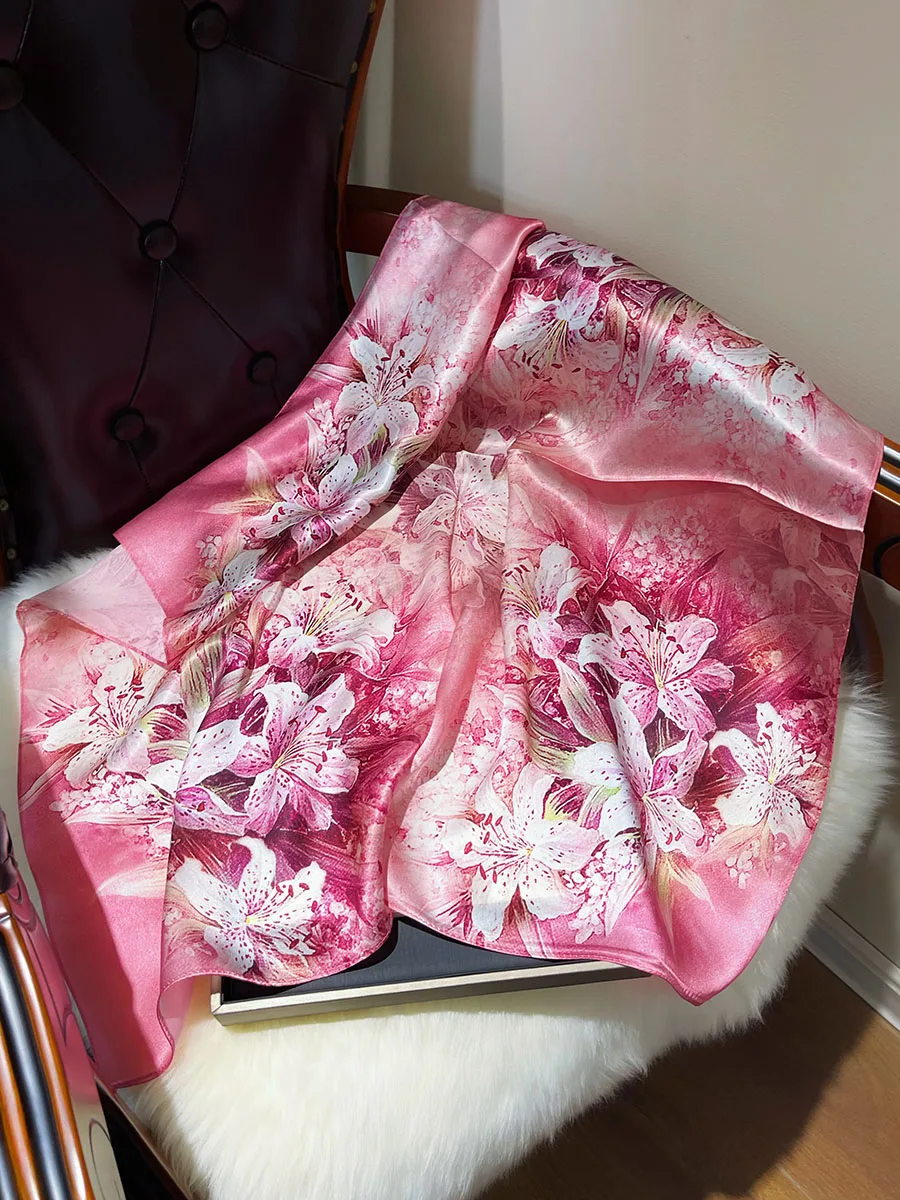 ピンクのシルクスカーフ女性用-65-センチメートル正方形薄い春と秋の装飾ネックウォーマー桑シルクデジタルスプレーペイント花柄