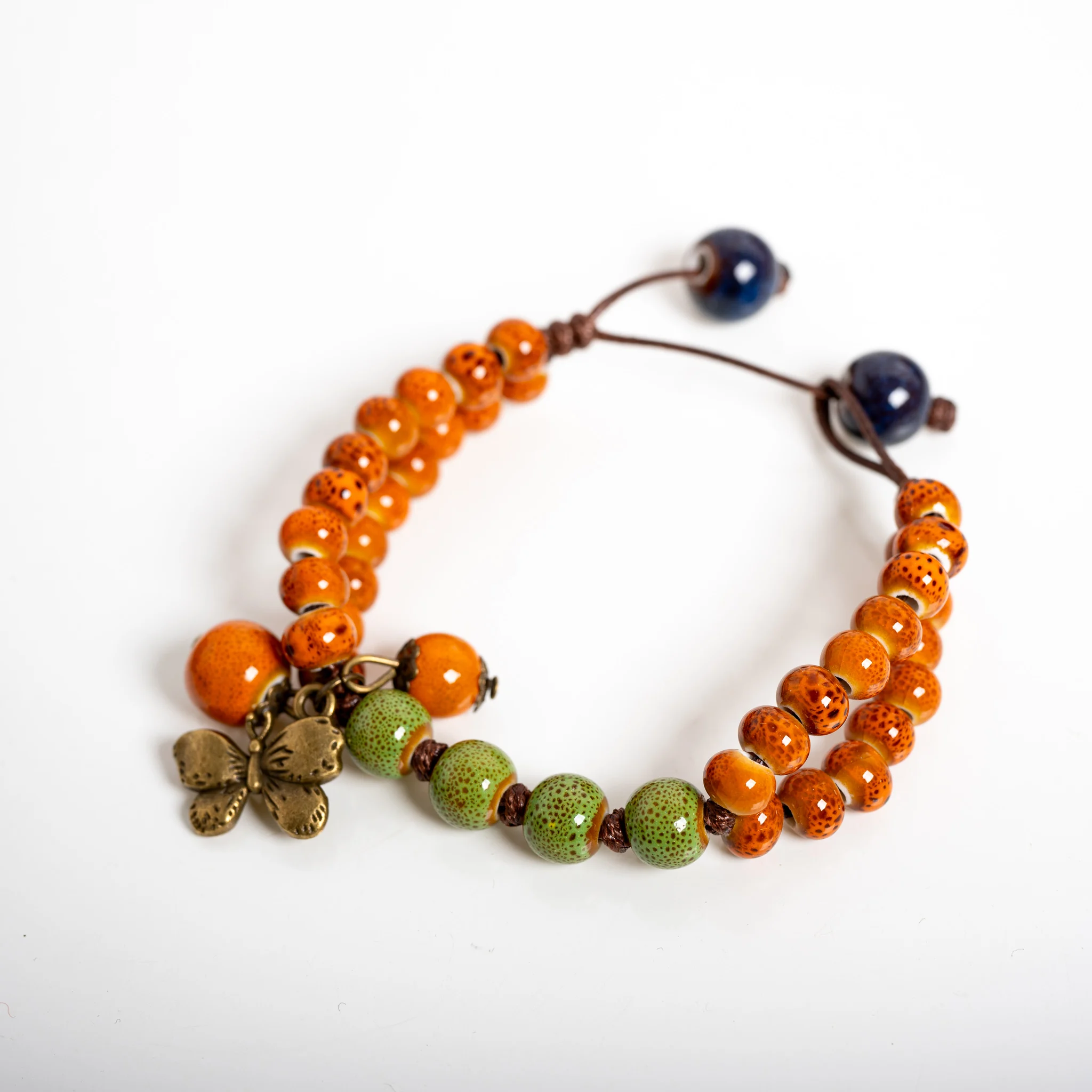 Orange-Grünes Keramik-Armband mit Schmetterlings-Anhänger Handgefertigter Perlenschmuck Vintage Natürlicher Stil Feste Größe für Tägliches Tragen Geschenk