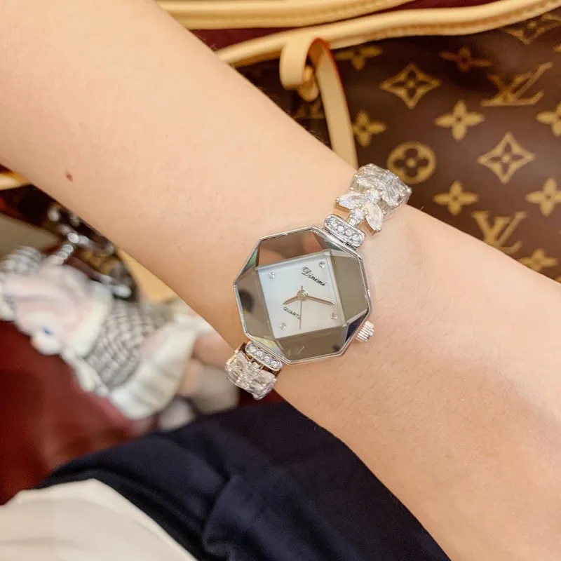 Exquisite Women'S Wristwatch Korean Style Mother-Of-Pearl Dial Fashionable Bracelet, Diamond-Shaped Elegant Watch, Women'S Gift.