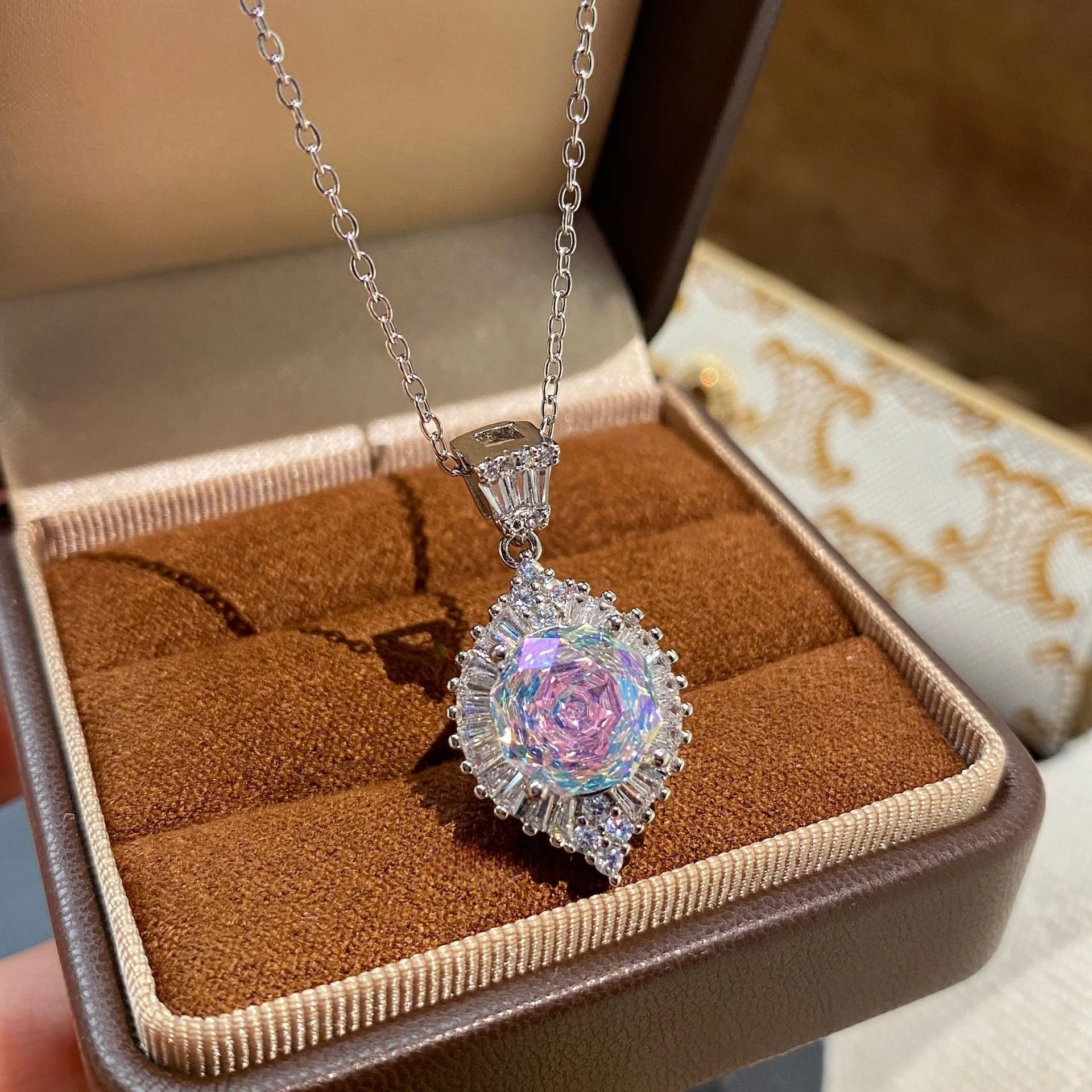 925 Sterling Silber Luxuriöser Moderner Achteckiger Millennium-Rosenschliff Eisdiamant-Anhänger mit Vollbesatz Schlüsselbeinkette für Damen – Detail 3