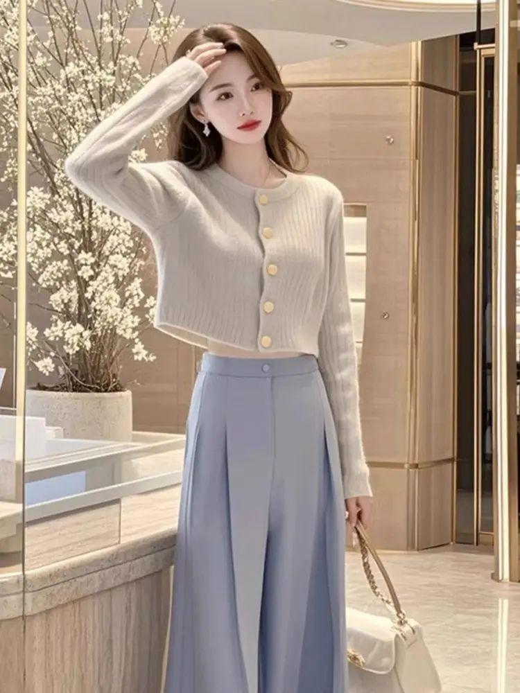 

Высококачественный модный комплект в корейском стиле, женский осенний комплект 2024, небольшой вязаный кардиган в стиле аромата + широкие брюки, комплект из двух предметов