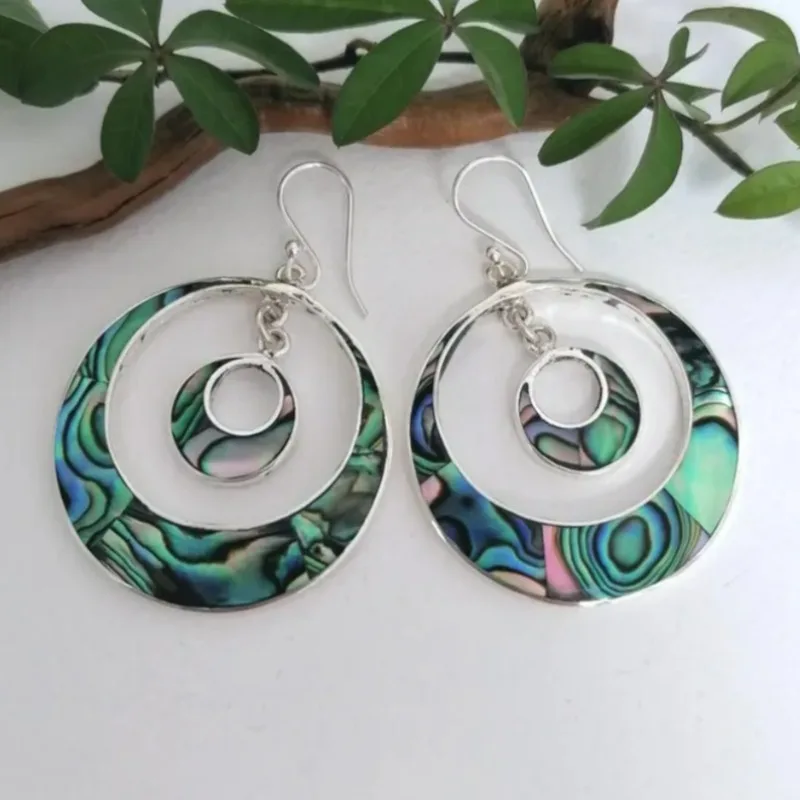 Women Simple Imitation Colorful Shell Round Art Pendant Earrings Retro Handmade Splice Hollow Charm Dangle Earring Jewelry