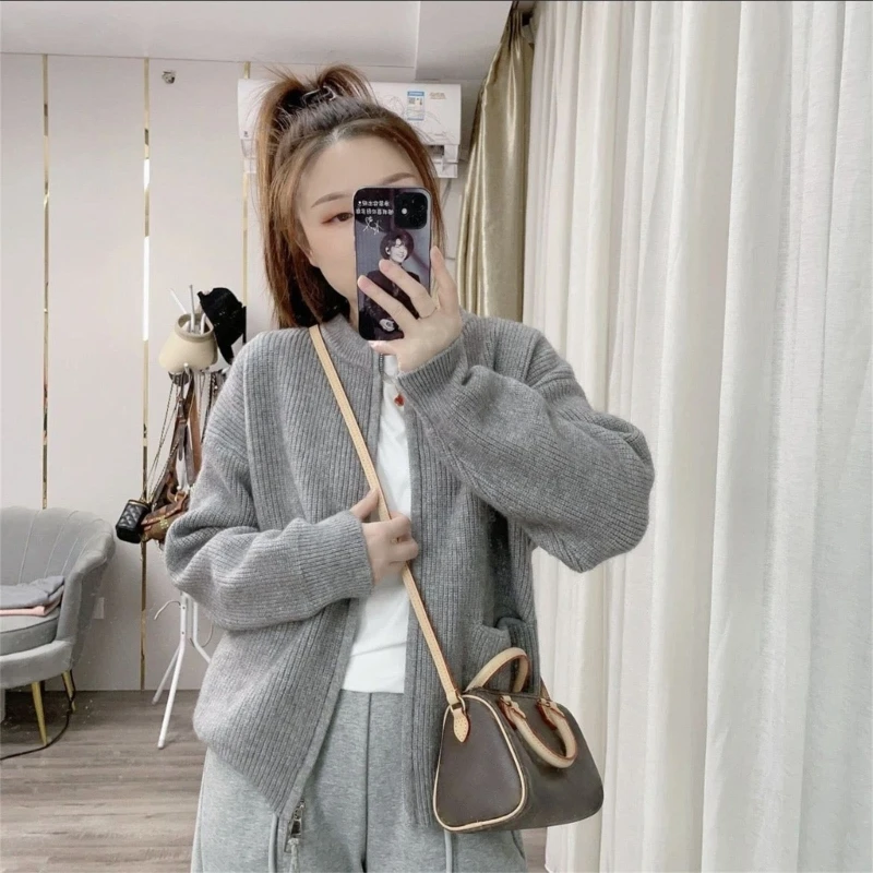 

Fashion Women Solid Color Ribbed Knitted Cardigan Long Sleeve Zipper Up Round Neck Loose Sweater Coat with Pockets 066C