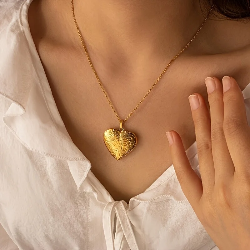 Customized Heart-Shaped Photo Locket Necklace for Women