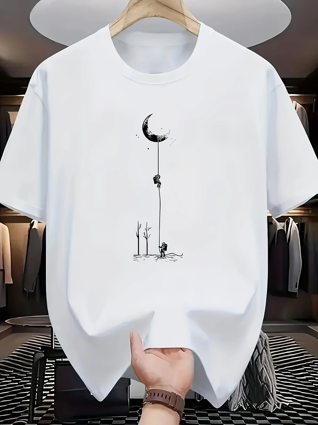 Camiseta Gráfica Minimalista Moon Climber com Impressão em Tinta Preta em Tecido Branco 100% Algodão Camiseta Masculina Casual de Verão