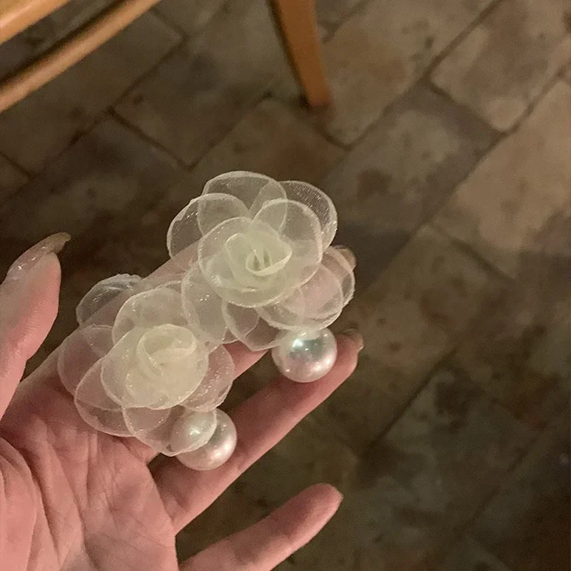 2025 جديد المرأة الخفيفة الأقراط الفاخرة الفرنسية روز قرط كبس المألوف ورومانسي اللؤلؤ الراقية أقراط دون ثقوب الأذن