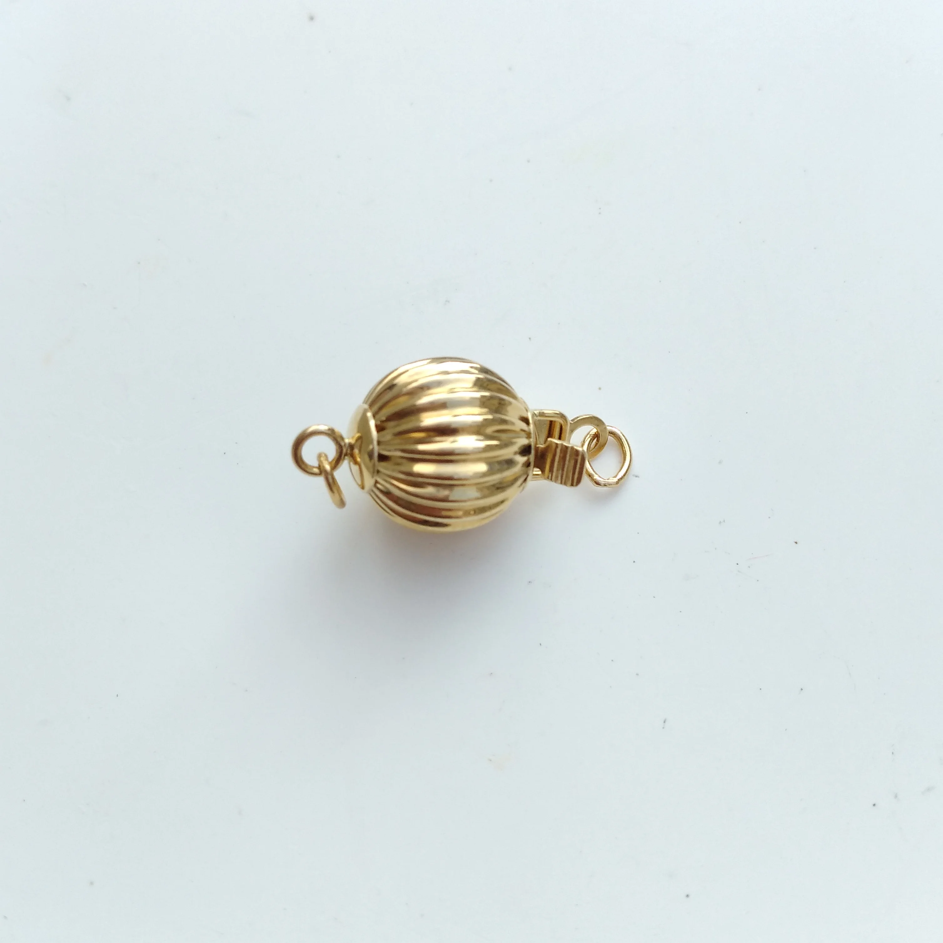 14K Solid YELLER Gold Pearl Bead For Necklace Bracelet Lantern Clasp 8mm AU585 Videos and pictures are all taken in kind.