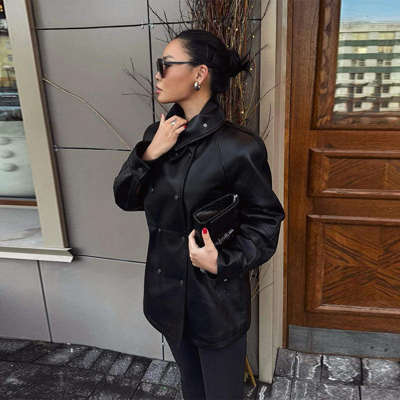 المرأة بولي Leather سترة جلدية سليم صالح الوقوف طوق مزدوجة الصدر كم طويل معطف قصير 2025 الخريف الشتاء سيدة الشارع الشهير أبلى
